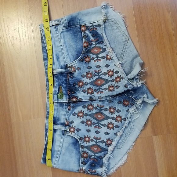 Billabong Laneway Denim Frayed Hem Acid-Washed Embroidered Cut-off Shorts - Picture 2 of 9